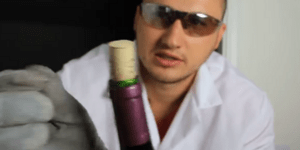 Πώς να ανοίξετε μπουκάλι κρασιού χρησιμοποιώντας μόνο ένα παπούτσι [βίντεο]