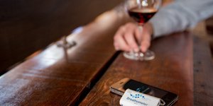 Συσκευή αλκοτέστ σε μέγεθος μπρελόκ σας προειδοποιεί πότε έχετε πιει λίγο παραπά