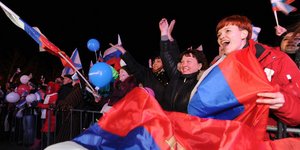 Το παζλ των 21 προσώπων που η ΕΕ αποφάσισε να τους επιβάλει κυρώσεις μετά το δημ