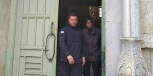 Ο 34χρονος πατροκτόνος την ώρα που βγαίνει από τον ανακριτή. Φωτογραφία: Cretapost