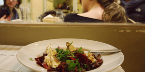 Οταν τα Εξάρχεια μετατρέπονται σε... Σφακιά: Τα καλύτερα στέκια για κρητικό φαγη