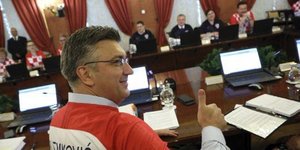 Στα «εθνικά χρώματα» συνεδρίασε το υπουργικό συμβούλιο
