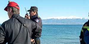 Δυνάμεις ερευνούν και από την ξηρά / Φωτογραφία: EUROKINISSI