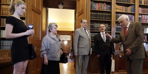 Με σούπερ μίνι και κόκκινη γόβα στο προεδρικό -Η ξανθιά νεαρή που εντυπωσίασε [εικόνες]