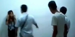 Σοκ - Ομάδα ανδρών ξυλοκοπεί μέχρι λιποθυμίας δύο ιερόδουλες [βίντεο]