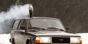 Του χάλασε το καλοριφέρ του αυτοκινήτου...κι έβαλε ξυλόσομπα [εικόνες]