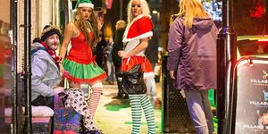 Οι Βρετανοί ξανά εκτός ελέγχου: Μαζεύουν τα συντρίμμια τους από τα Χριστουγεννιάτικα πάρτι [εικόνες]