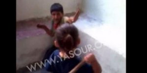 Αποτροπιασμός και οργή -Παιδί 6 ετών χτυπά με εντολή ενήλικα ένα αγόρι πρόσφυγα
