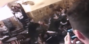 Αγριο ξύλο για ένα τραπέζι σε ελληνική ταβέρνα στη Μελβούρνη -Οι θαμώνες εκτόξευ