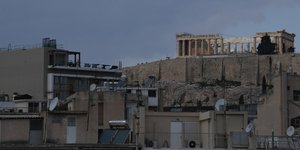 Κτίριο που παρεμποδίζει τη θέα προς τον βράχο της Ακρόπολης (Φωτο: INTIMENEWS)