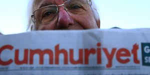 Φωτογραφία: AP/ Ενταση στη δίκη των στελεχών της εφημερίδας Cumhuriyet- Παραμένουν υπό κράτηση τέσσερις στελέχη της