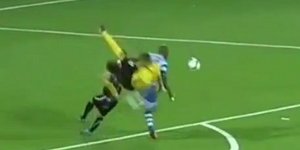 Τερματοφύλακας «καθάρισε» τον αντίπαλο με χτύπημα καράτε [βίντεο]