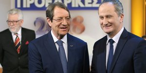 Ο Νίκος Αναστασιάδης και ο Σταύρος Μαλάς (Φωτογραφία: AP Photo/Petros Karadjias)