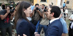 Από τις αγκαλιές στα εξώδικα / Φωτογραφία: EUROKINISSI-ΖΩΝΤΑΝΟΣ ΑΛΕΞΑΝΔΡΟΣ