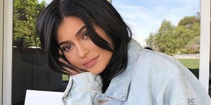 Η Κάιλι Τζένερ ποζάρει αγκαλιά με ένα μωρό (Φωτογραφία: Instagram)