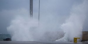 Αποκολλήθηκε με τη βοήθεια ρυμουλκού το φορτηγό πλοίο "Ειρήνη" (Φωτο αρχείου: eurokinissi)