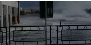 Τα κύματα «καταπίνουν» το λιμάνι της Τήνου