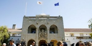 Η Τρόικα κάνει την απόβασή της στην Κύπρο