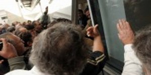 Εξαγριωμένοι κάτοχοι αξιογράφων εισέβαλλαν στην Κυπριακή Βουλή [βίντεο]