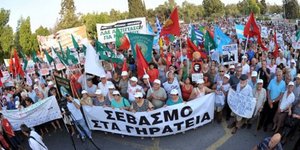 Διαδηλώσεις έξω από το Προεδρικό Μέγαρο της Κύπρου για τις εκποιήσεις [εικόνες]