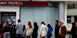 Ανοίγουν οι τράπεζες στην Κύπρο υπό συνθήκες πολέμου