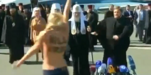 Φεμινίστρια εμφανίσθηκε γυμνόστηθη μπροστά στον Πατριάρχη Κύριλλο [βίντεο]