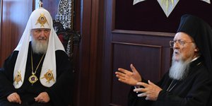 Ο Πατριάρχης Μόσχας Κύριλλος (αριστερά) με τον Οικουμενικό Πατριάρχη Βαρθολομαίο στο Φανάρι -Φωτογραφία: Eurokinissi/NΙΚΟΣ ΜΑΓΓΙΝΑΣ)