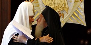 Ο Πατριάρχης Κύριλλος και ο Πατριάρχης Βαρθλομαίος (Φωτογραφία: AP Photo/Kerim Okten