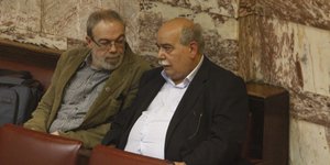 Ο Γ. Κυρίτσης μεταξύ των βουλευτών ΣΥΡΙΖΑ που ερωτούν για την AirBnB -Στη φωτό με τον Ν. Βούτση -(EUROKINISSI/ΓΙΩΡΓΟΣ ΚΟΝΤΑΡΙΝΗΣ