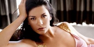 Η Κάθριν Ζέτα Τζόουνς όταν έκανε τα πρώτα της βήματα ως ηθοποιός [εικόνες]