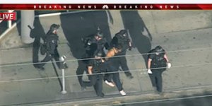 Ο δράστης παραδόθηκε στην αστυνομία (Φωτογραφία: AP)