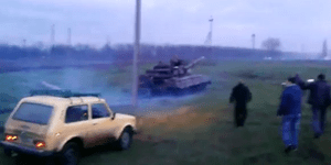 Οταν ένα Lada τα έβαλε με ένα τανκ -Ολα μπορούν να συμβούν στην Ουκρανία [βίντεο