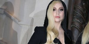 Η ρετρό εμφάνιση της Lady Gaga -Με καστανή περούκα και κόκκινη jumpsuit τραγούδη