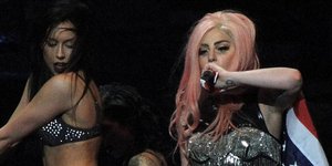 Η στιγμή που η Lady Gaga «χουφτώνει» τα οπίσθια χορεύτριας [εικόνες]