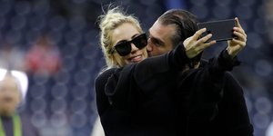 H Lady Gaga με τον αρραβωνιαστικό της Κρίστιαν Καρίνο/ φωτογραφία: ap