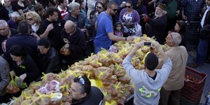 Οι παραγωγοί λαϊκών αγορών μοιράζουν ξανά δωρεάν τρόφιμα την Τετάρτη