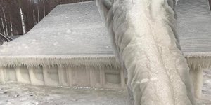 Όλο το σπίτι έχει καλυφθεί από ένα στρώμα πάγου. Φωτογραφία: Facebook