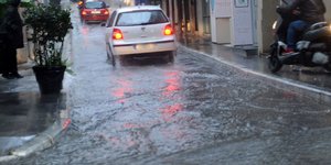 Ανοιξαν οι ουρανοί στη Λαμία -Πλημμύρισαν δρόμοι και υπόγεια από την καλοκαιρινή