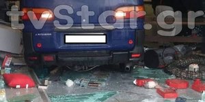 Το βαν μπούκαρε στο φαρμακείο/ Φωτογραφία: tvstar