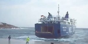 Η ηρωική μάχη με τα κύματα ενός καπετάνιου για να δέσει το πλοίο στη Σίκινο [βίν