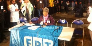 Δελτίο ειδήσεων έξω από το Ραδιομέγαρο έβγαλαν οι εργαζόμενοι της ΕΡΤ [εικόνες]