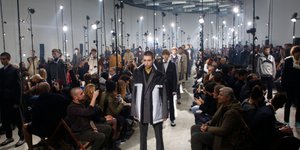 Στιγμιότυπο από πρόσφατη επίδειξη του οίκου μόδας Lanvin στο Παρίσι/ Φωτογραφία: ΑΡ