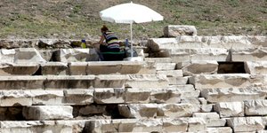 Tουρίστρια πήρε για ενθύμιο...πέτρα από το αρχαίο θέατρο Λάρισας/ Φωτογραφία: Eurokinissi