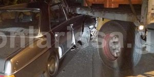 Αυτοκίνητο σφηνώθηκε κάτω από φορτηγό /Φωτογραφία: Οnlarissa.gr