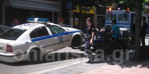 Γερανός απομακρύνει περιπολικό (Φωτογραφία: onlarissa)