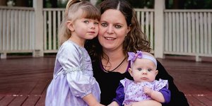 Η Λαρίσα Φλέτσερ με τις δύο της κόρες. Φωτογραφία: Facebook