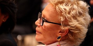 Ο Γιάννης Μπουτάρης μιλάει για τη συμμαθήτριά του Ζωή Λάσκαρη/ Φωτογραφία: Menelaos Myrillas / SOOC