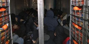 Έκλεισαν λαθρομετανάστες σε ξύλινο κλουβί και τους μετέφεραν με φορτηγό