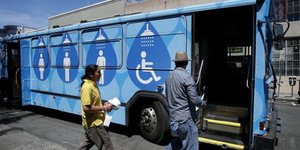 Πως ένα παλιό λεωφορείο αλλάζει τις ζωές των αστέγων -Μια κινητή ντουζιέρα που π