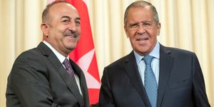 Μεβλούτ Τσαβούσογλου & Σεργκέι Λαβρόφ (Φωτογραφία: AP Photo/Pavel Golovkin)